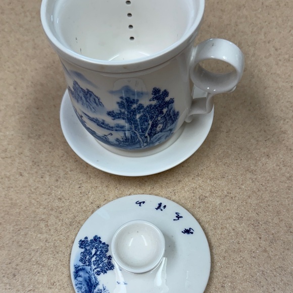 Authentic Chinese tea steeper Blue and White Scenic Mug with Lid and Saucer - Picture 7 of 8